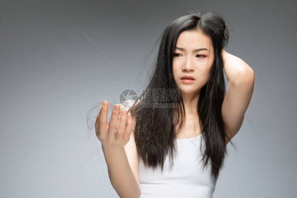 杭州机场夜幕下，按摩椅旁品香茗